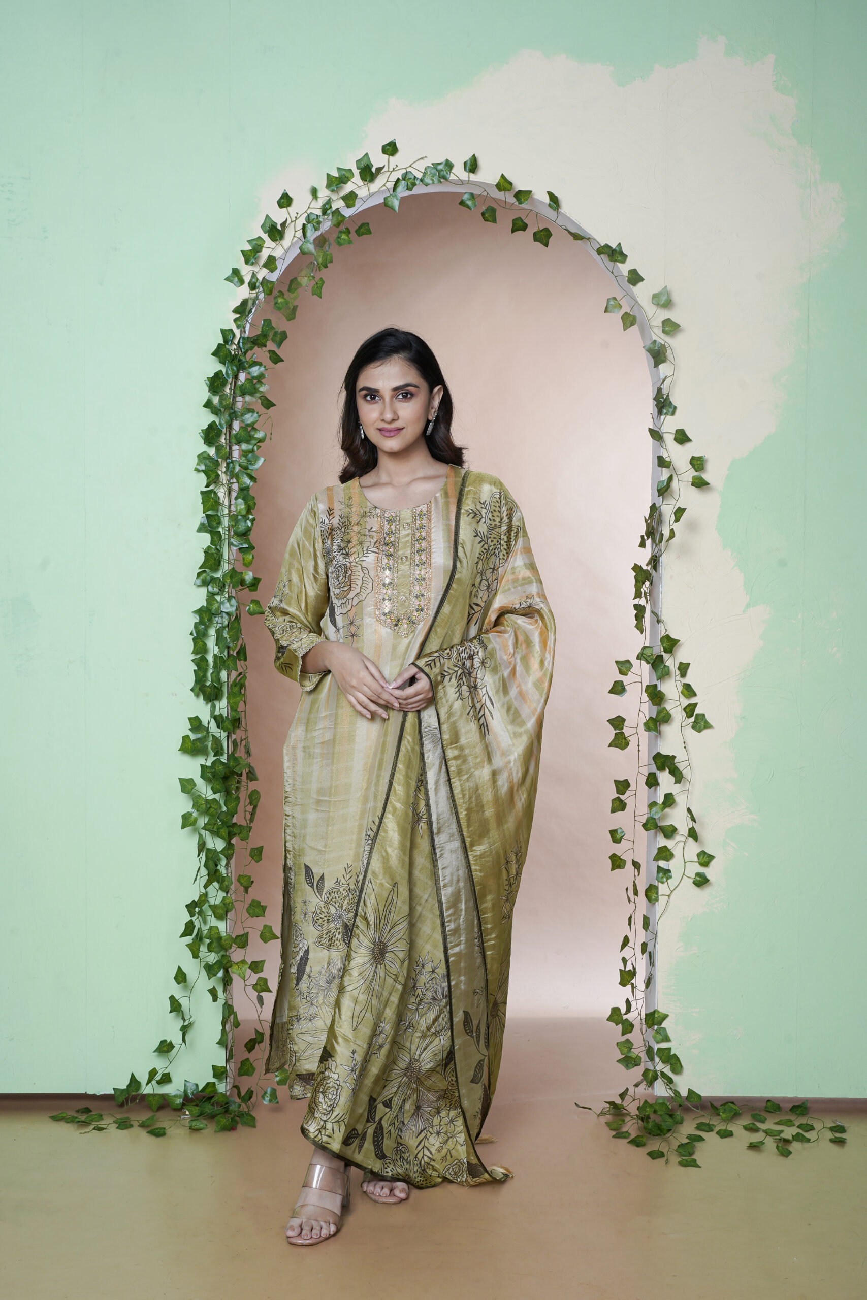 PURE MINNER SUITS THREE PCS HAND SMBY ON NECK